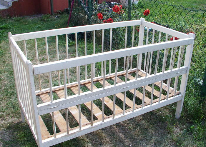 Grajewo ogłoszenia: Sprzedam stare łóżeczko dla dziecka jak na zdjęciach .